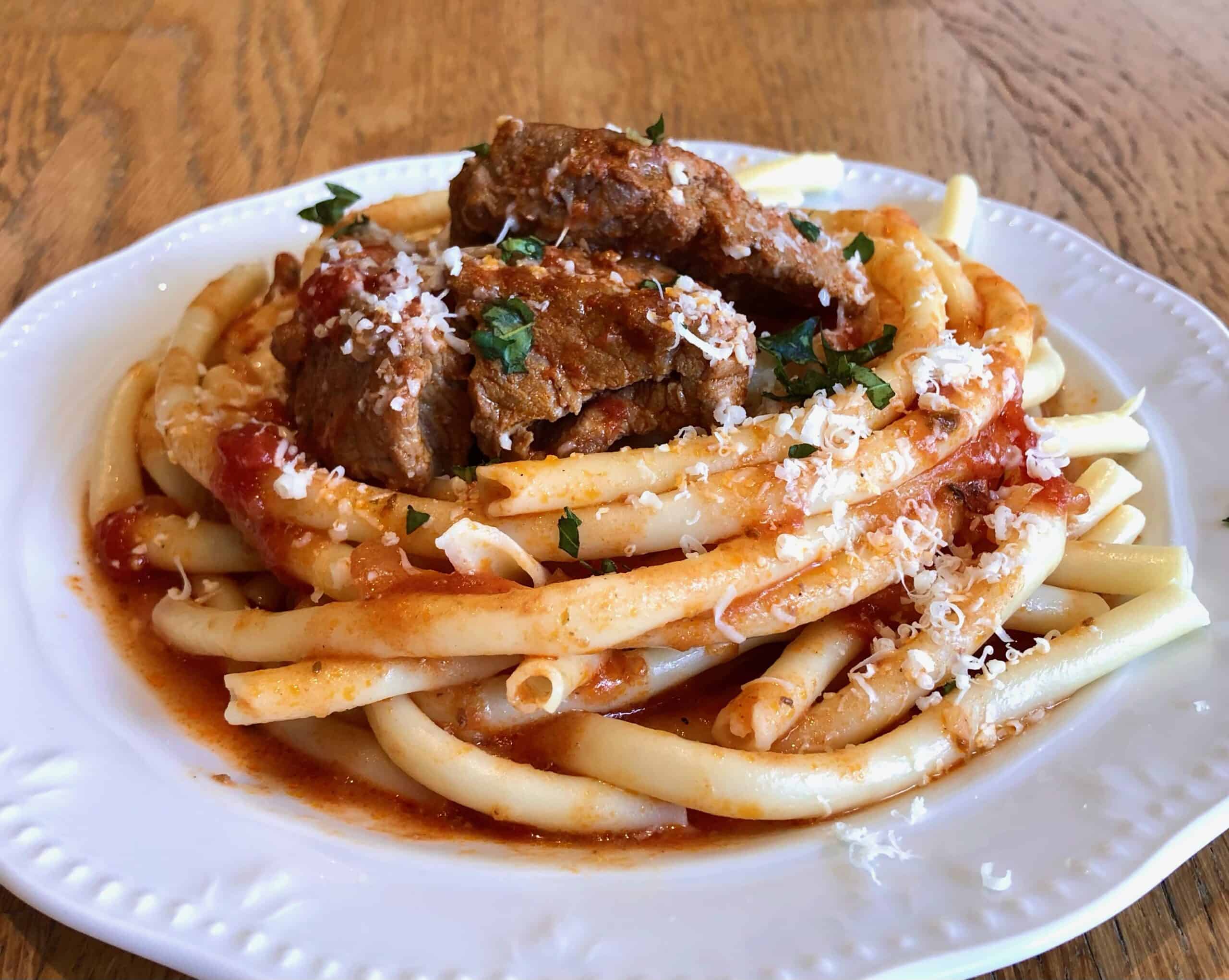 پاستا با خورشت گوشت گوساله