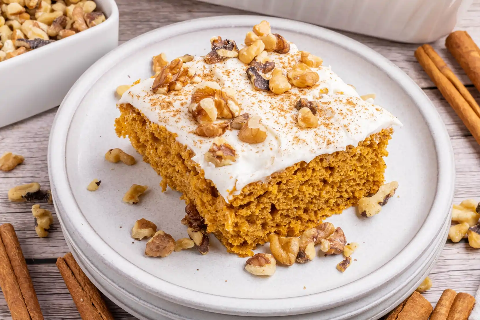 طرز تهیه کیک کدو حلوایی با گردو