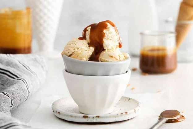 بستنی وانیلی با سس کارامل